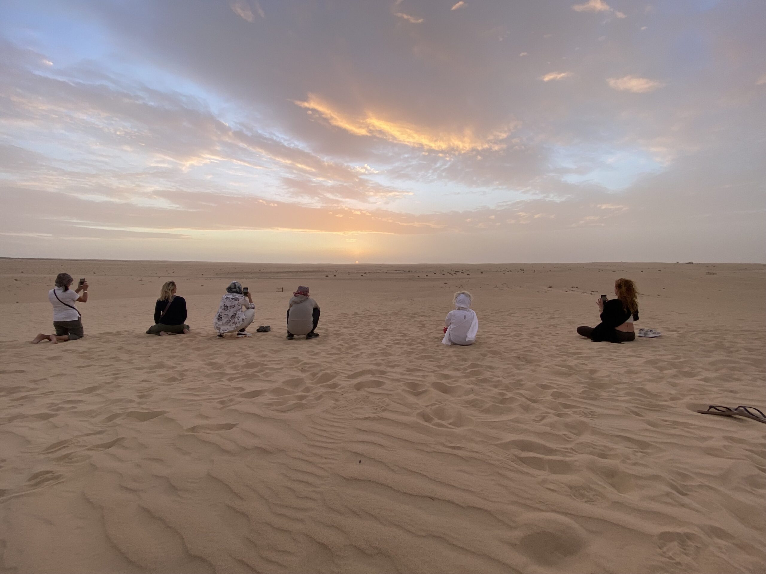 Méditation au coucher du soleil, retraite de yoga en Tunisie avec YogaTribes Méditation au coucher du soleil, retraite de yoga en Tunisie avec YogaTribes