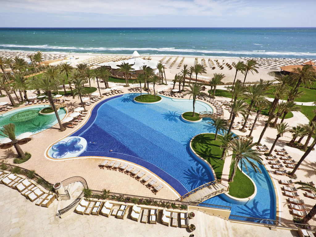 Piscine Movenpick Sousse, retraite de yoga en Tunisie avec YogaTribes Piscine Movenpick Sousse, retraite de yoga en Tunisie avec YogaTribes